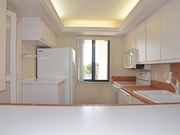 4th image of 2794 Tennis Club Dr APT 501