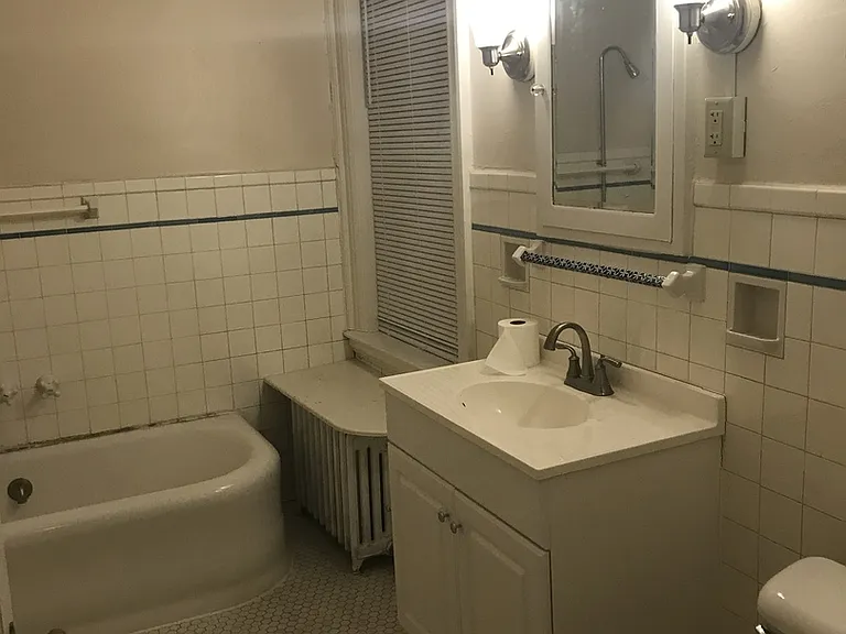 Castle Court Apartments - Midtown — Photo 29