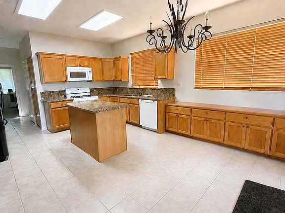 5th image of 836 Magnolia Ln