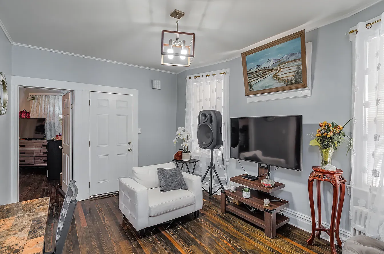 22 Sears Pl — Photo 1
