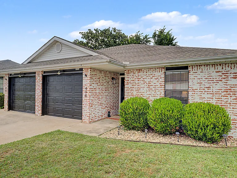 49 Holly Dr #B — Photo 2