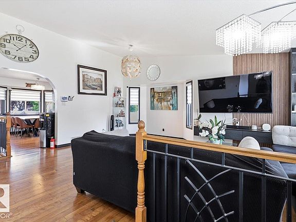 3rd image of 242 Northmount Dr