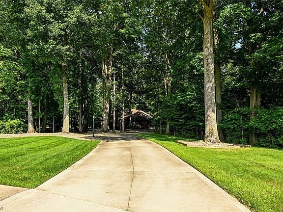 3rd image of 7609 Braewood Dr