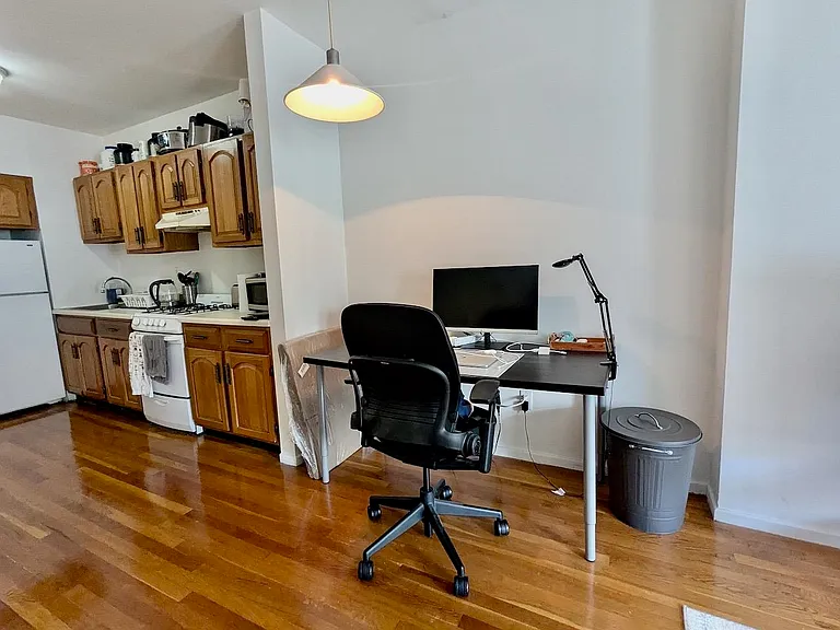 374 2nd St #4 — Photo 3