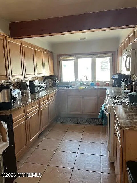 4 bed, 2.5 bath, 2210 sqft, $4,350 — Photo 3