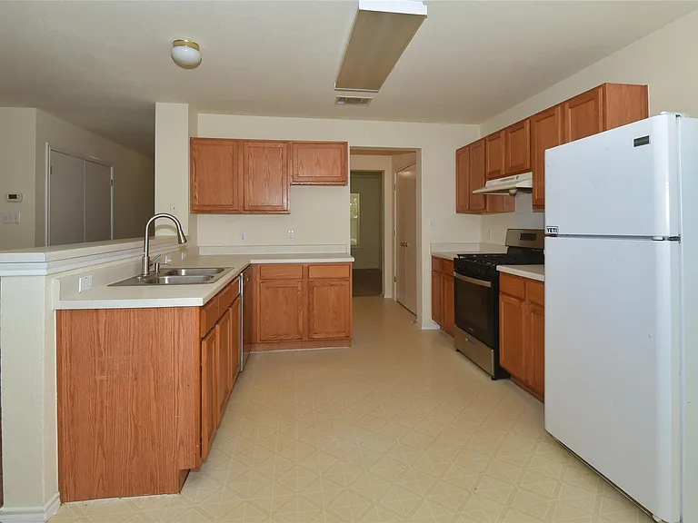 807 Estancia Way — Photo 7