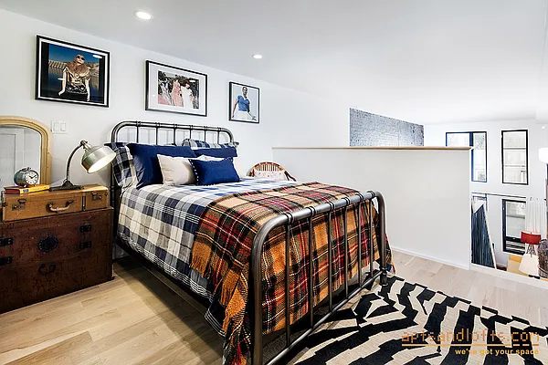 Sold by aptsandlofts.com | media 27