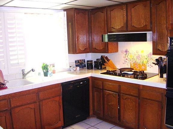 KITCHEN W/ BREAKFAST BAR & EATING AREA