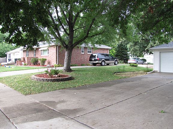 2nd image of 806 W Garfield St