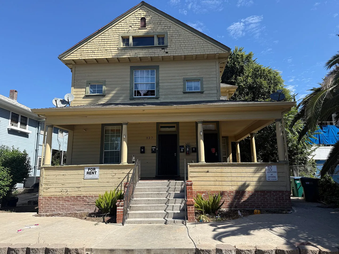 327 E Acacia St — Photo 2