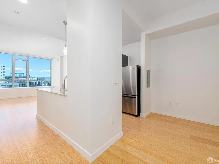 300 Berry St #907 — Photo 1