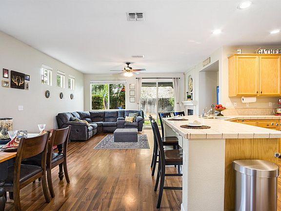 5th image of 590 Davenport Way