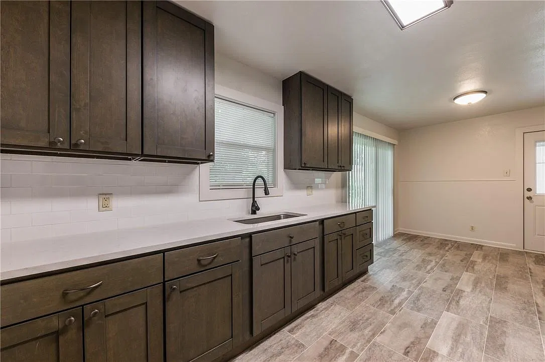 3 bed, 1.0 bath, 1101 sqft, $1,750 — Photo 2
