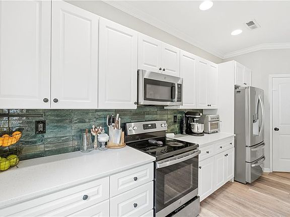 5th image of 265 Richardson St