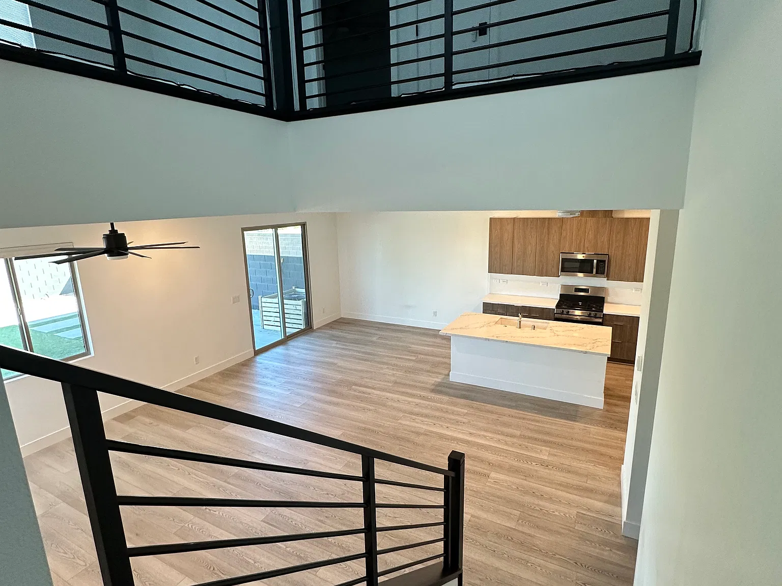 3 bed, 2.5 bath, 1924 sqft, $2,600 — Photo 3