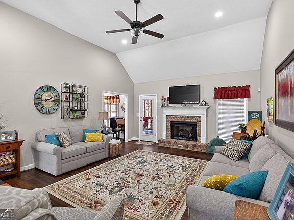 3rd image of 143 Autumn Run Pl