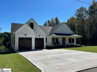 215 E Lake Rd, Laurens, SC 29360