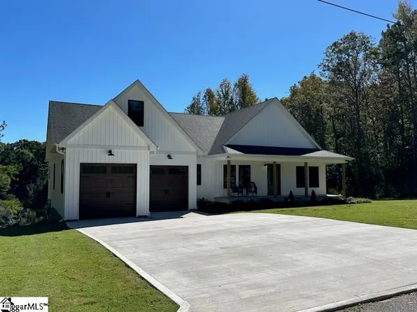 215 E Lake Rd, Laurens, SC 29360