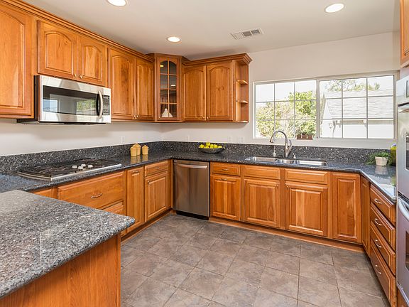 5th image of 900 N Lamer St