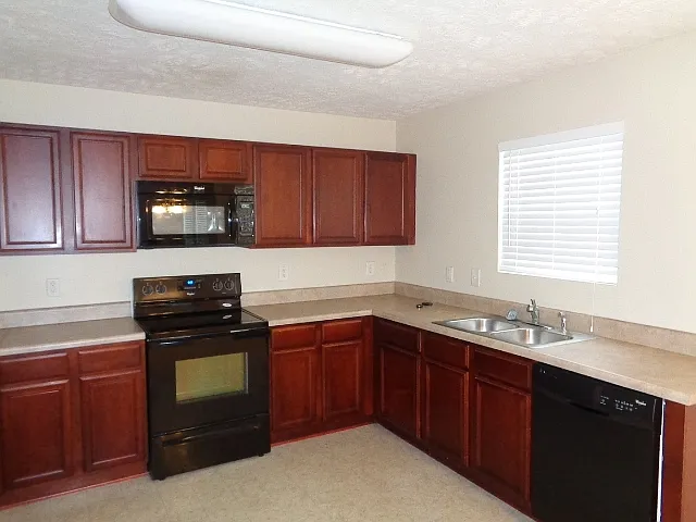 4 bed, 2.5 bath, 1982 sqft, $2,355 — Photo 3