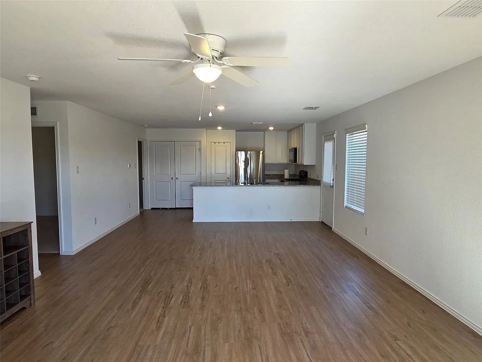 3 bed, 2.0 bath, 1262 sqft, $1,650 — Photo 3