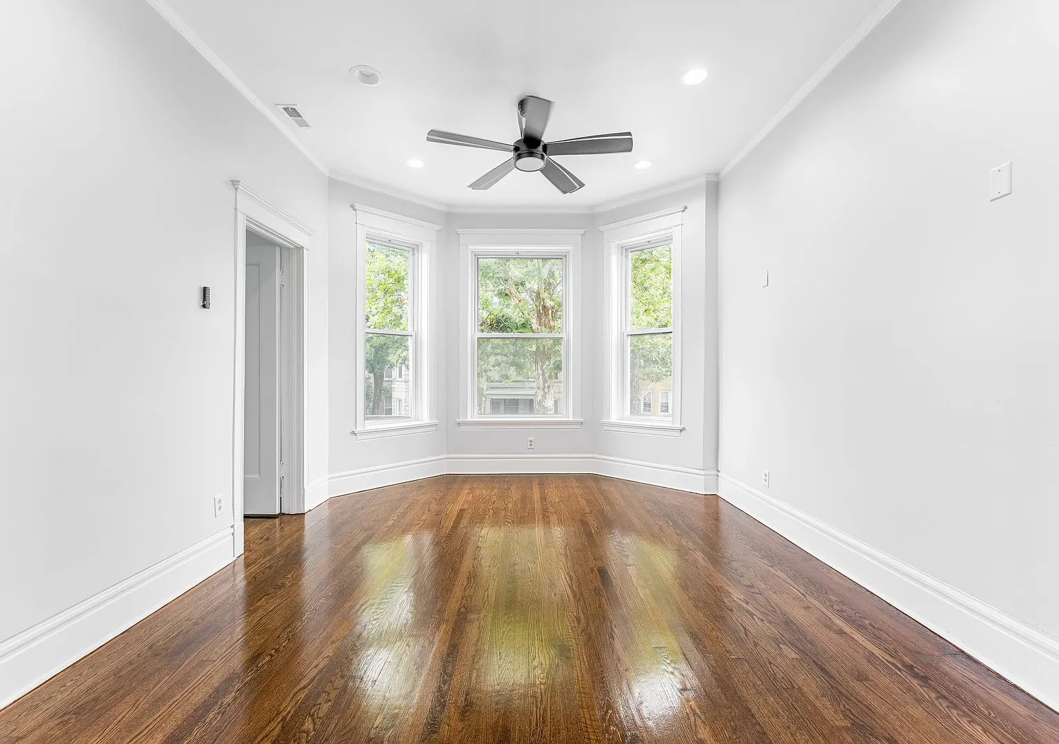 4 bed, 3750 sqft, $1,950 — Photo 2
