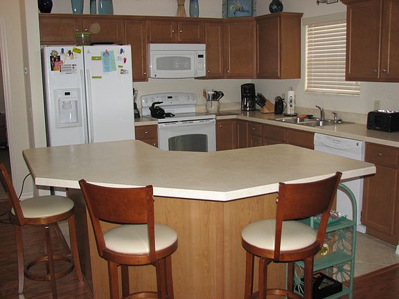 Kitchen w/large island 