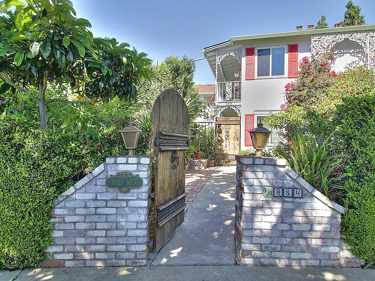 884 Park Dr — Photo 1