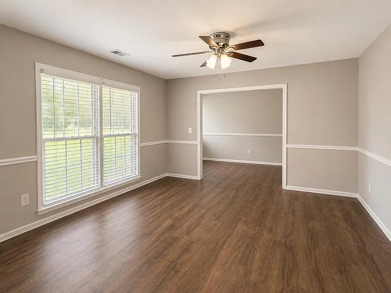 1915 Coventry Dr — Photo 3