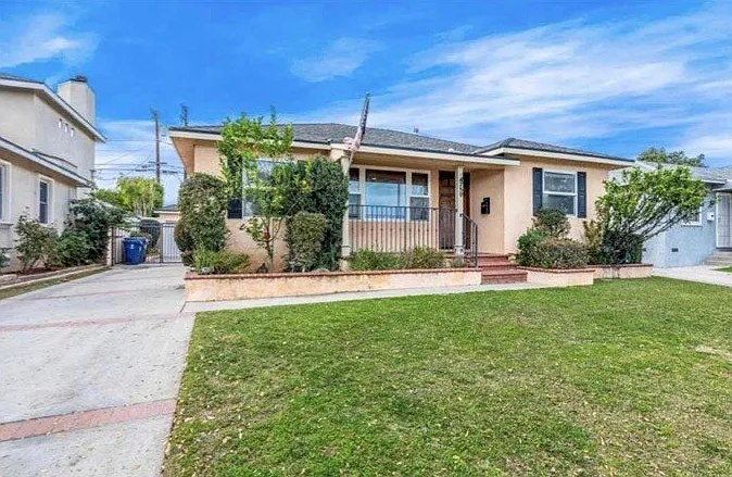 4759 Hackett Ave — Photo 1