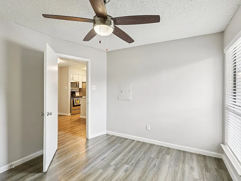 Claro Court Apartments — Photo 13