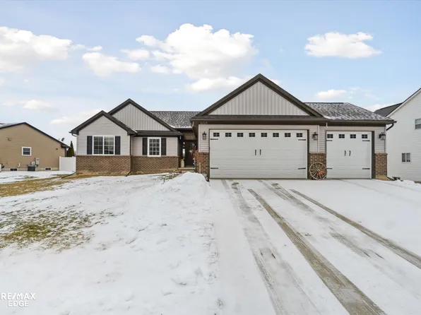 8225 Peninsula Cir, Grand Blanc, MI 48439
