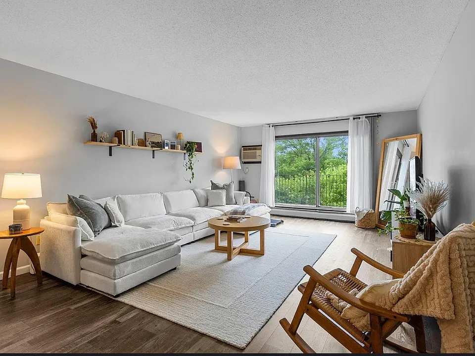 1304 W Medicine Lake Dr #308