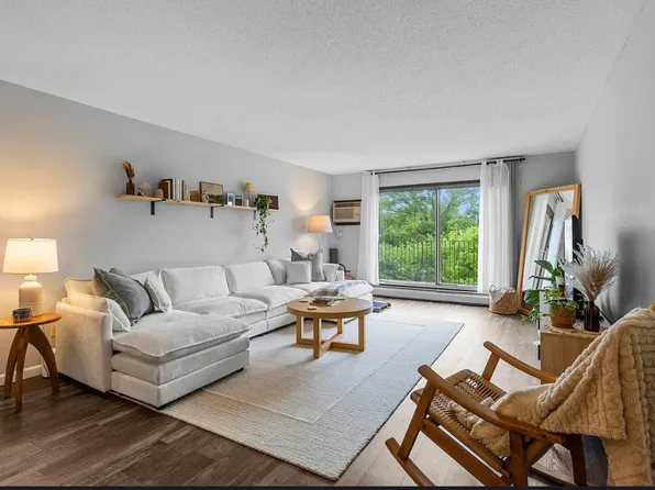 1304 W Medicine Lake Dr, Minneapolis, MN