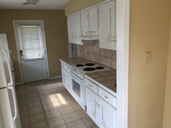 2nd image of 372 Lee Road 850