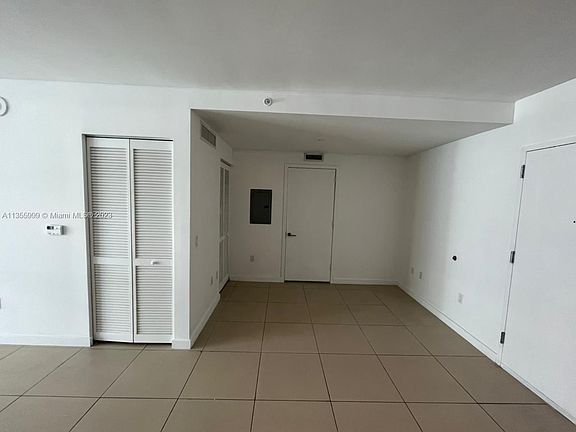 4th image of 31 SE 6th St APT 1004