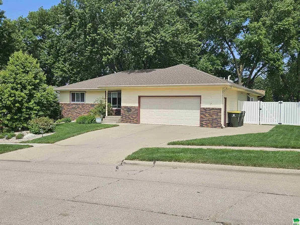 6121 Pine View Dr, Sioux City, IA 51106