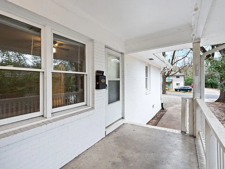609 W Markham Ave — Photo 1