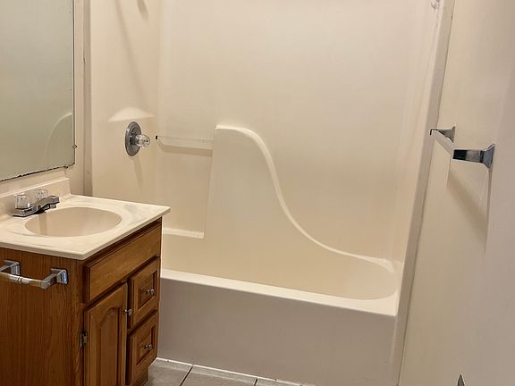 4th image of 512 Crescent Dr #1