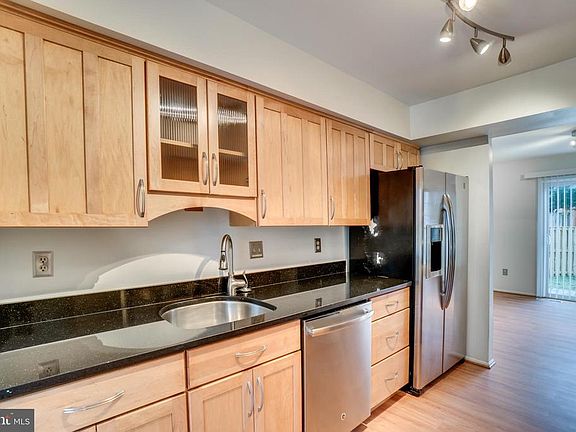 Upgraded kitchen w/ stainless appliances