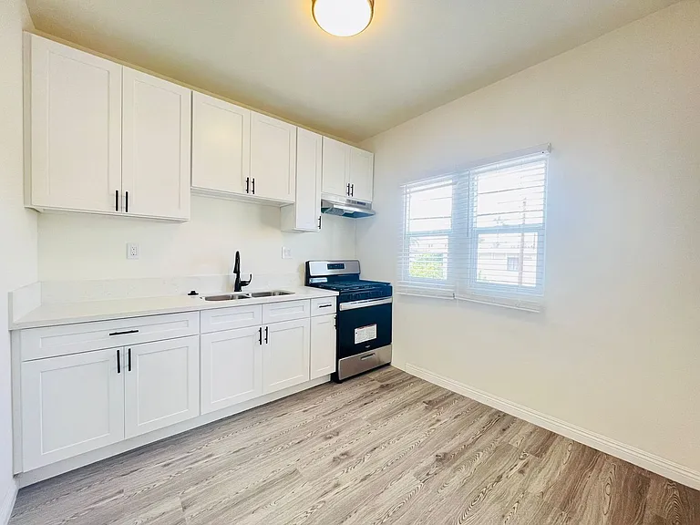1056 S Normandie Ave — Photo 10