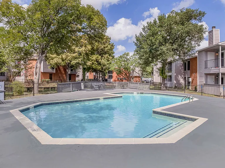Del Lago Apartments — Photo 15