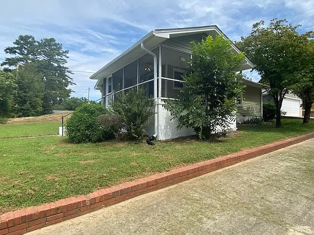 3 bed, 1.0 bath, $1,300 — Photo 4