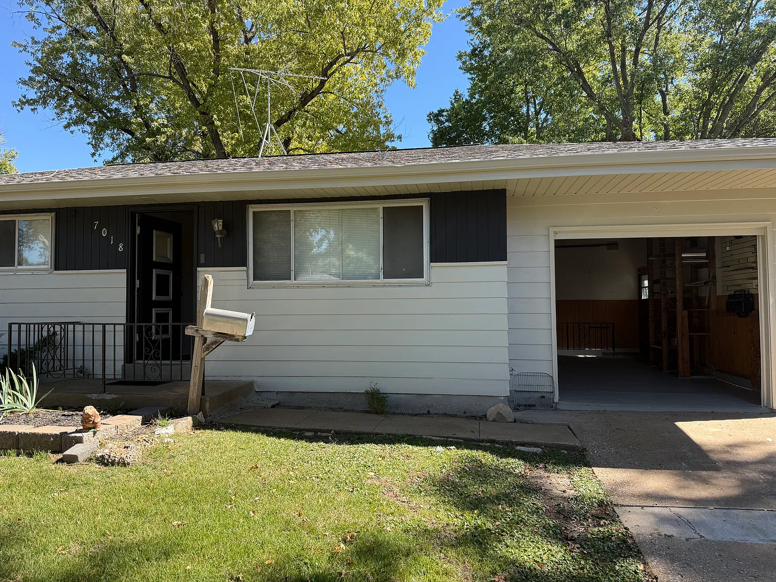 3 bed, 1.5 bath, 1040 sqft, $1,750 — Photo 1