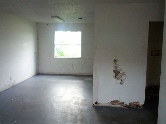 3rd image of 829 S H St APT 1