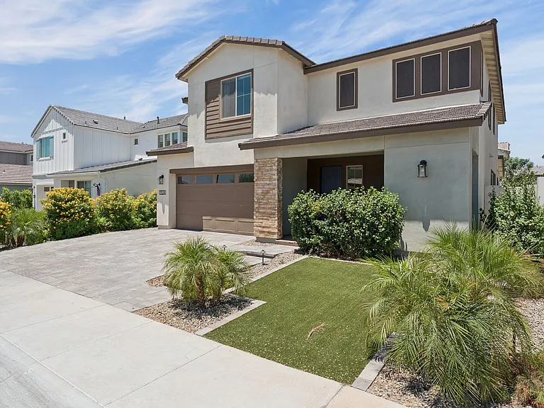 1524 E Carob Ct — Photo 1