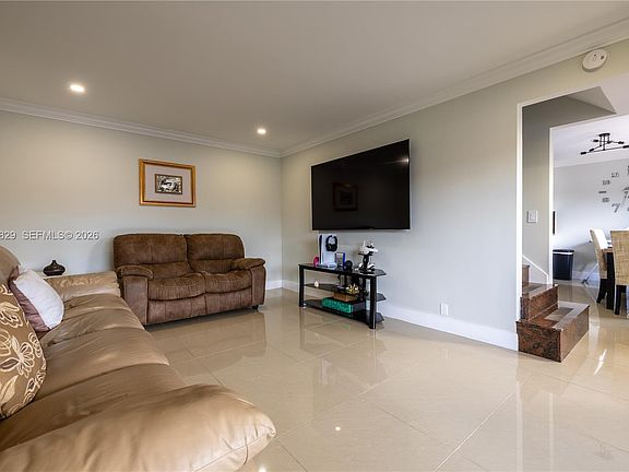 4th image of 2130 Sherwood Forest Blvd APT 13