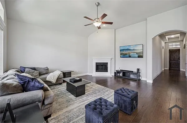 3 bed, 2469 sqft, $3,100 — Photo 4