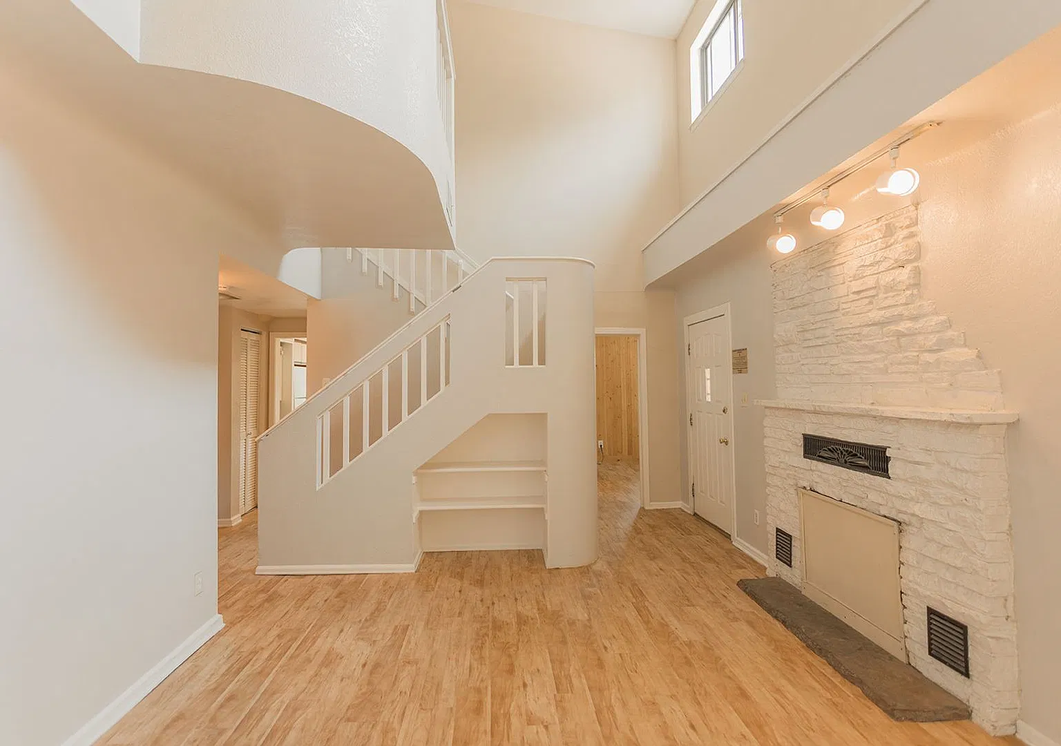 Gorgeous Baseline Home with Beautiful Bright Rooms. — Photo 4
