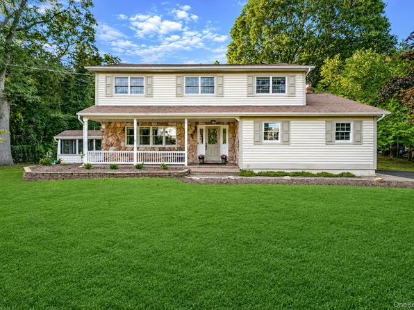 93 N Country Road, Shoreham, NY 11786
